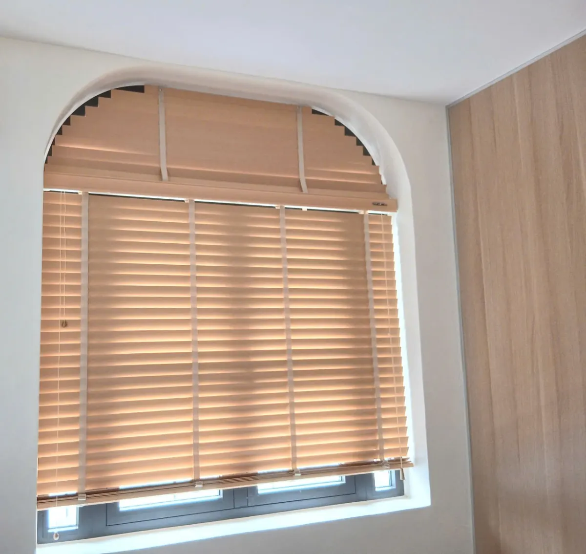Rèm sáo gỗ thực tế cho cửa vòm tại Thủ Đức