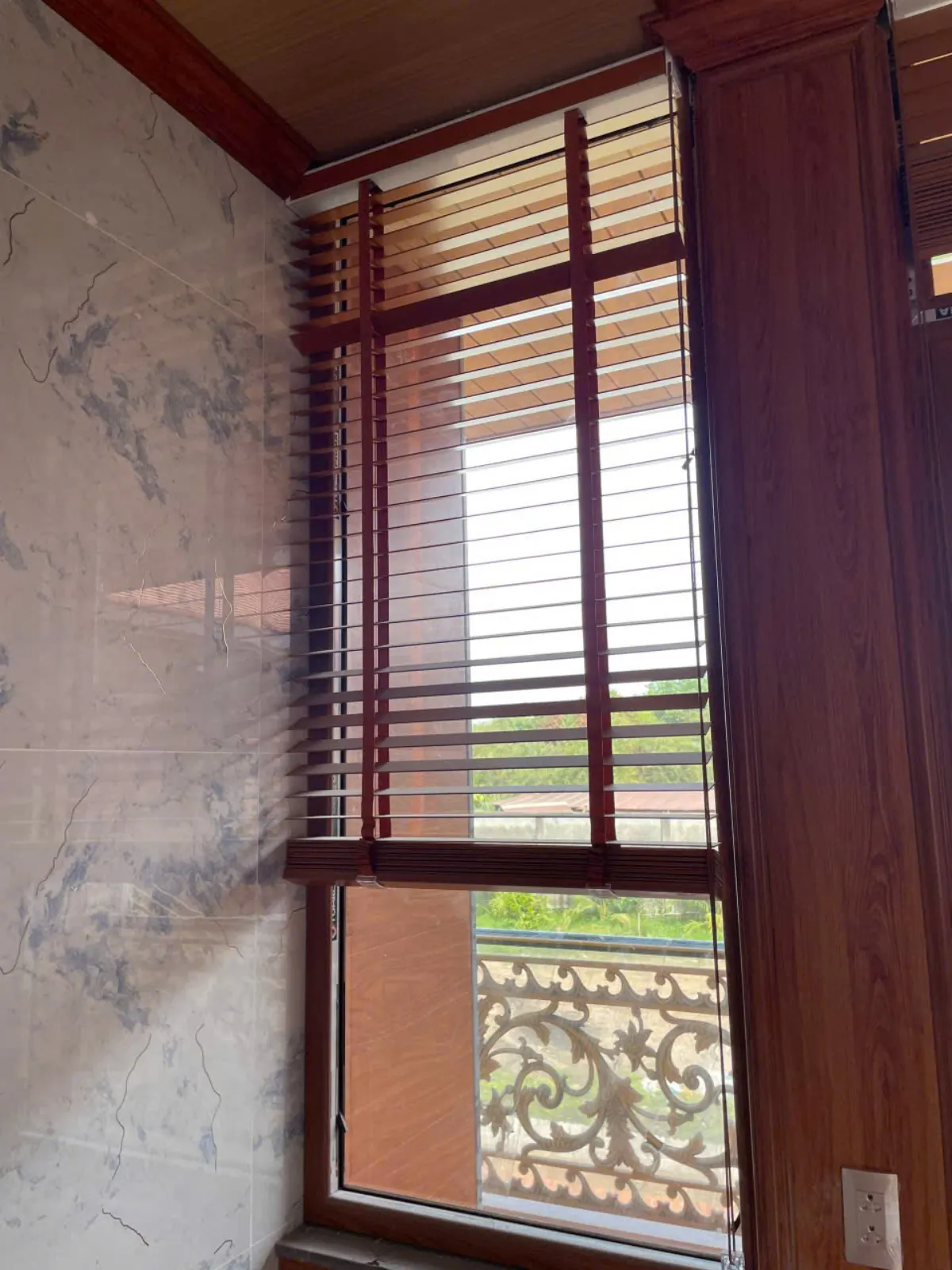 Rèm sáo gỗ nâu thực tế lắp cửa sổ